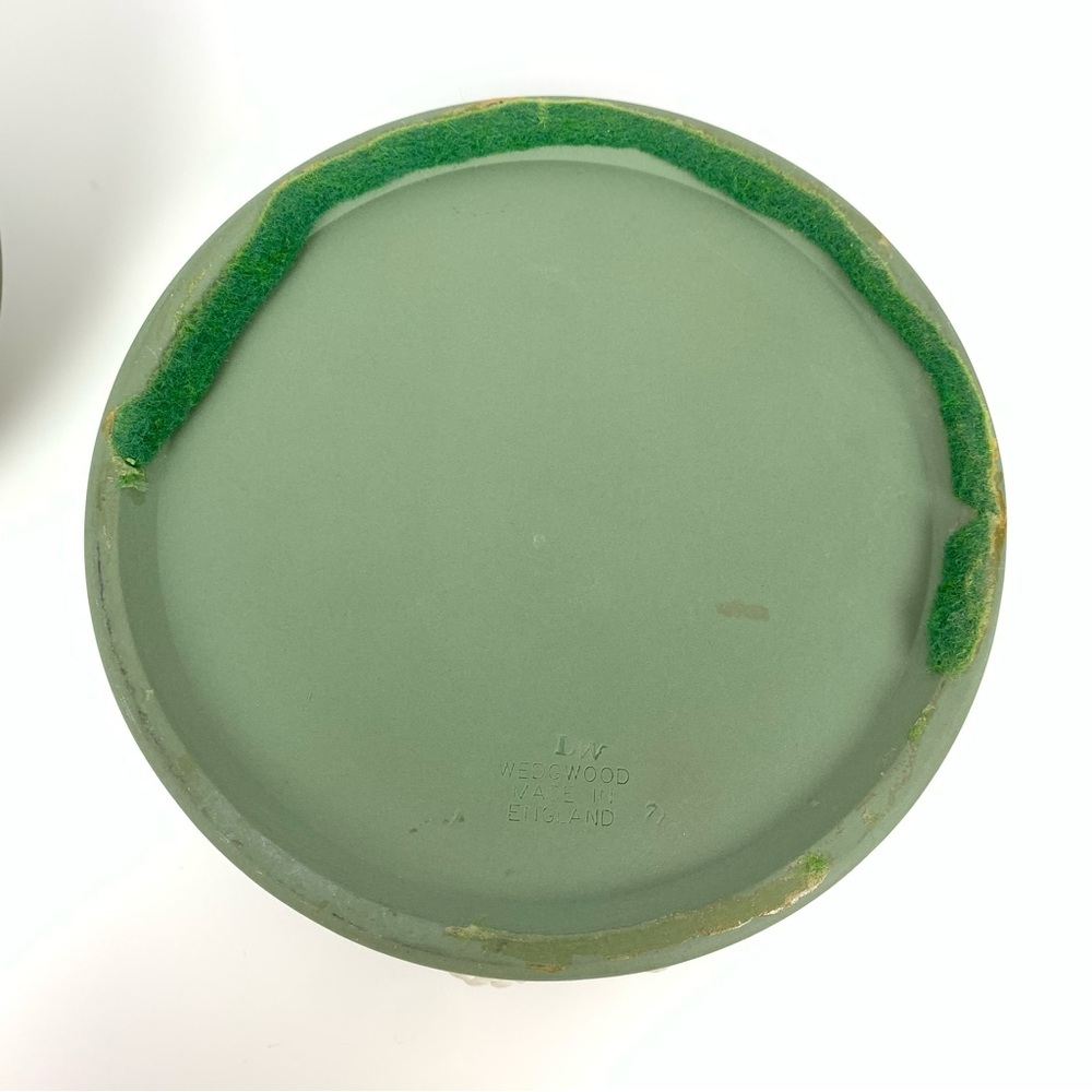 Wedgwood Sage Green Jasperware Lidded Round Box Large 5" Spike Knob Vtg Vines - Picture 9 of 16